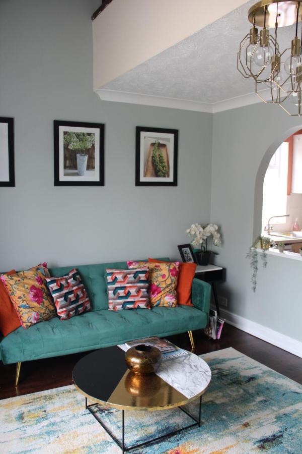 Beautiful Apartment In Guildford With Parking Send Экстерьер фото