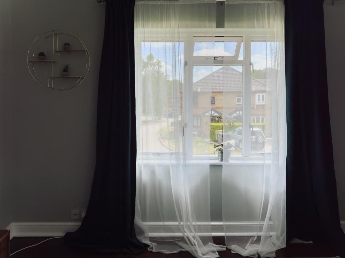 Beautiful Apartment In Guildford With Parking Send Экстерьер фото