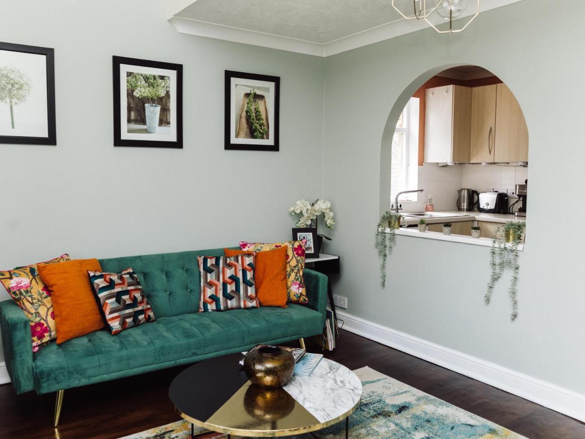 Beautiful Apartment In Guildford With Parking Send Экстерьер фото