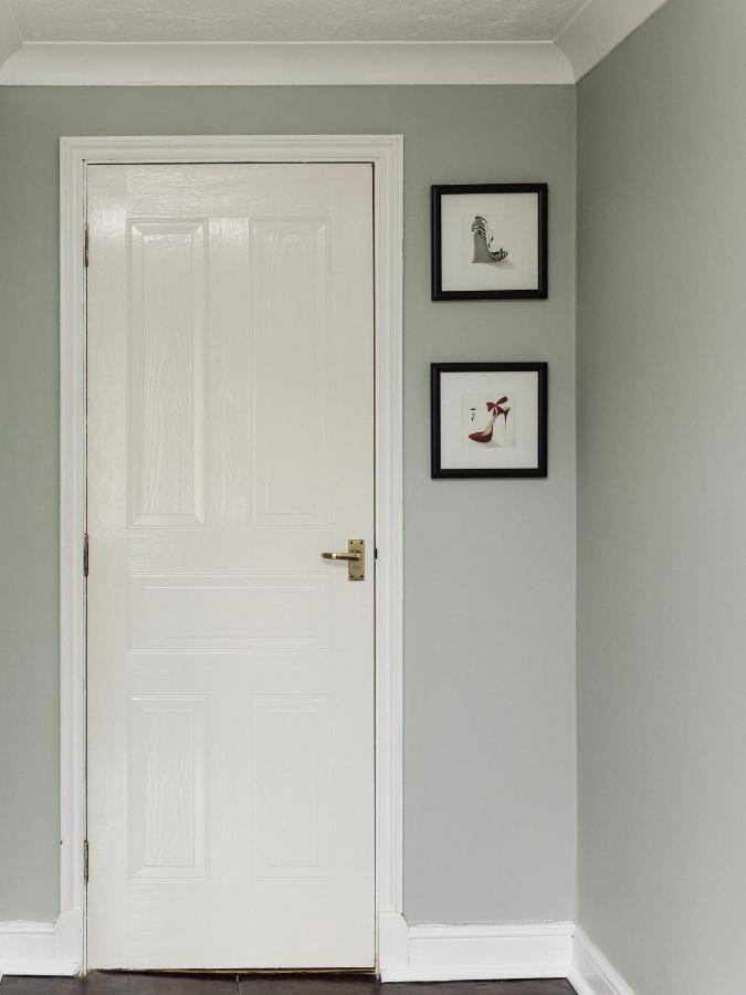 Beautiful Apartment In Guildford With Parking Send Экстерьер фото