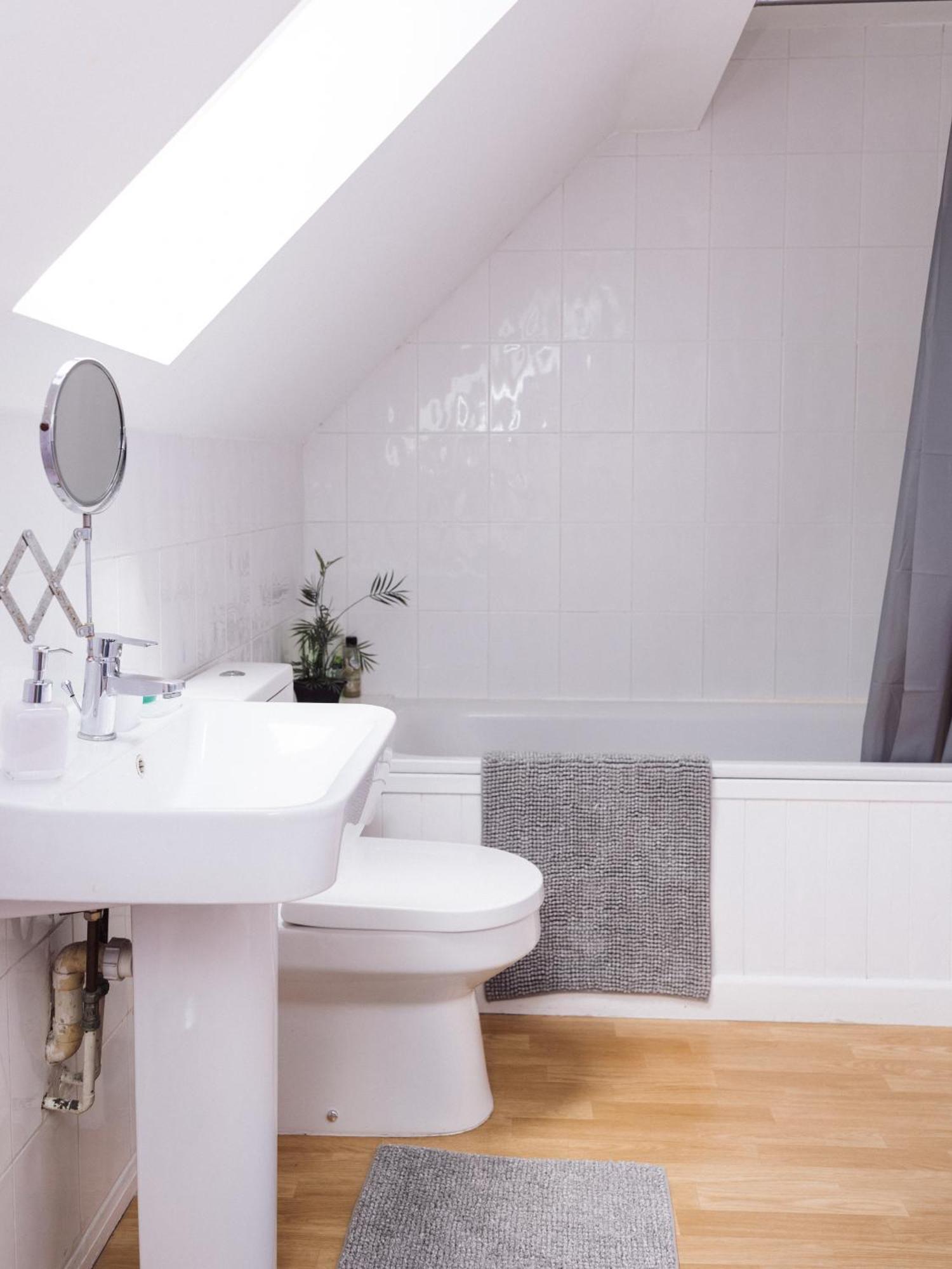 Beautiful Apartment In Guildford With Parking Send Экстерьер фото