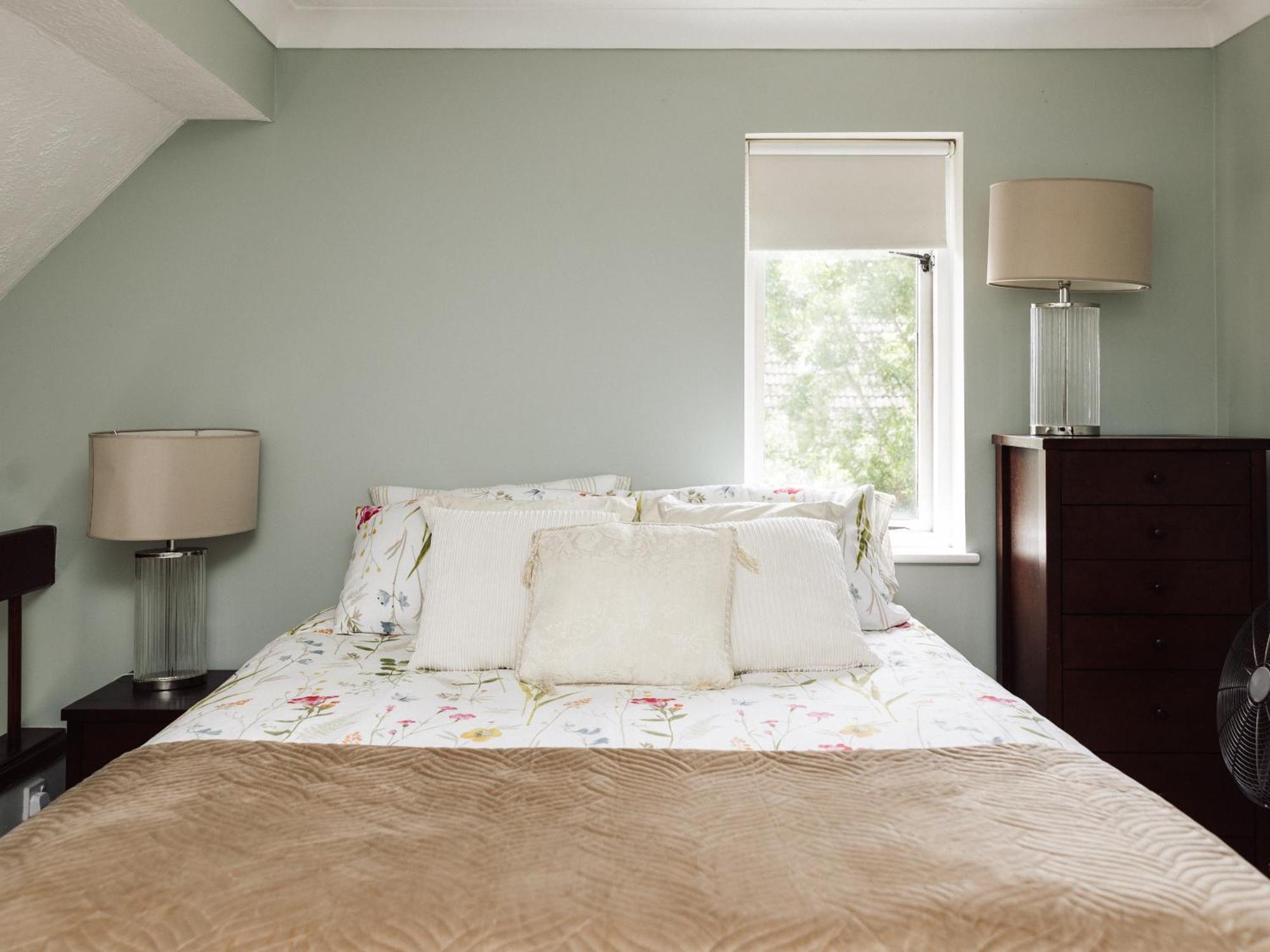Beautiful Apartment In Guildford With Parking Send Экстерьер фото