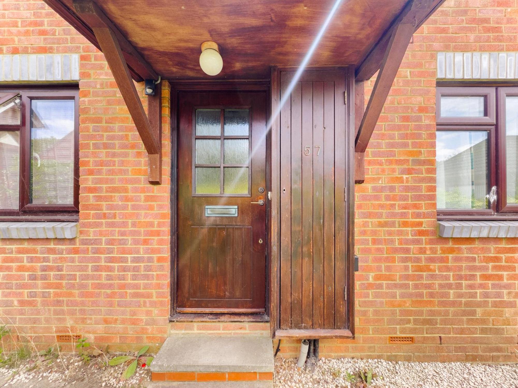 Beautiful Apartment In Guildford With Parking Send Экстерьер фото