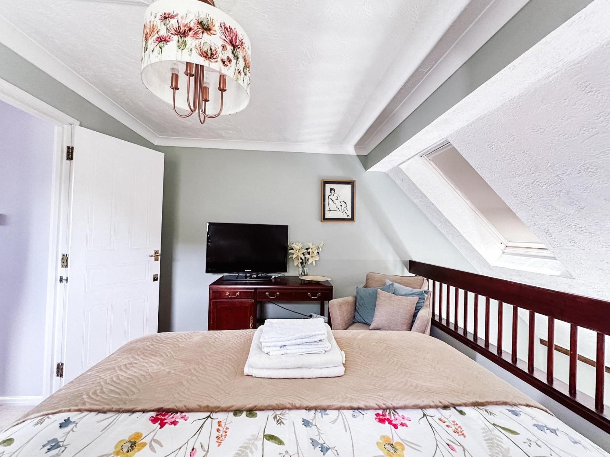 Beautiful Apartment In Guildford With Parking Send Экстерьер фото