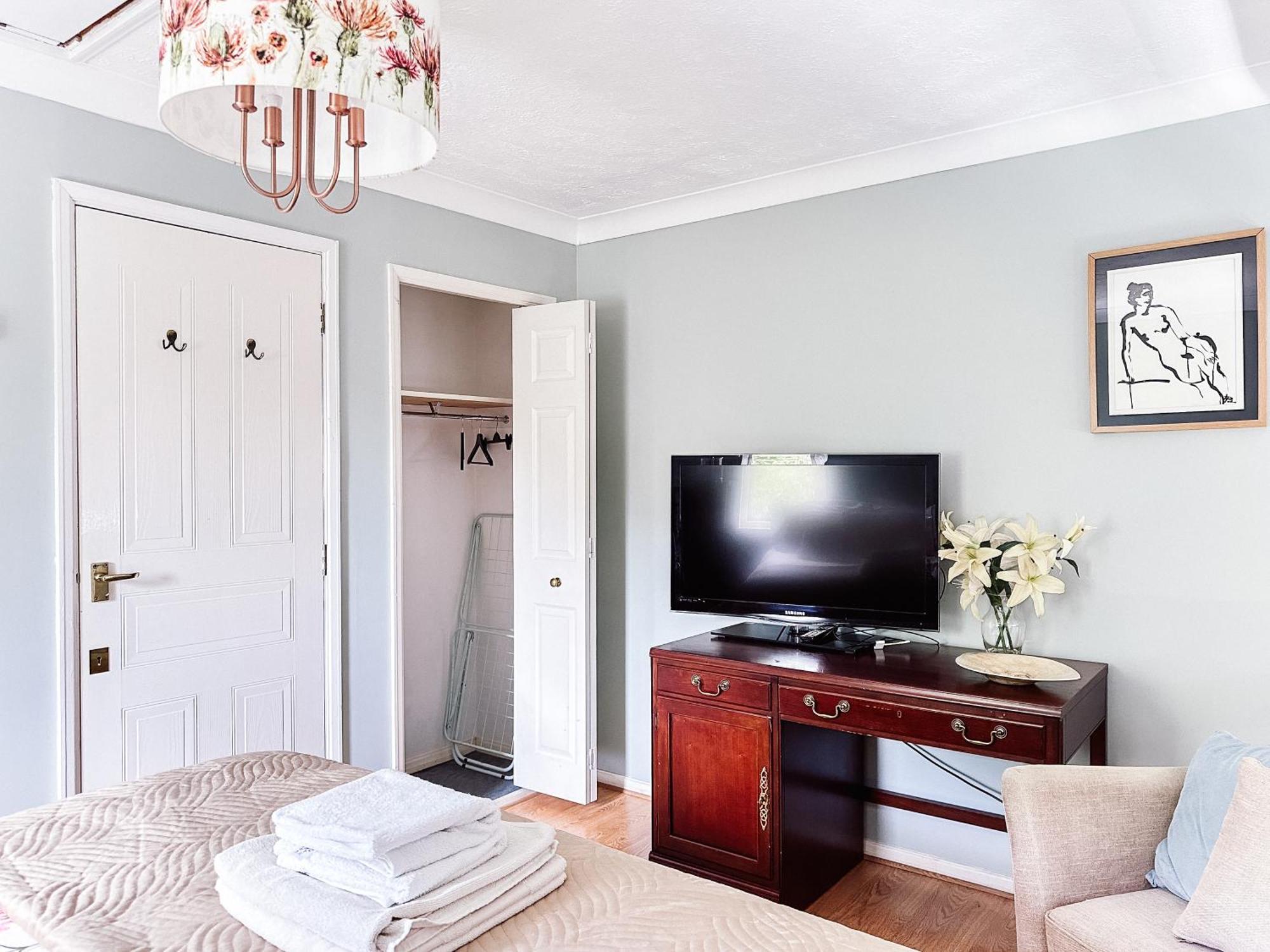 Beautiful Apartment In Guildford With Parking Send Экстерьер фото
