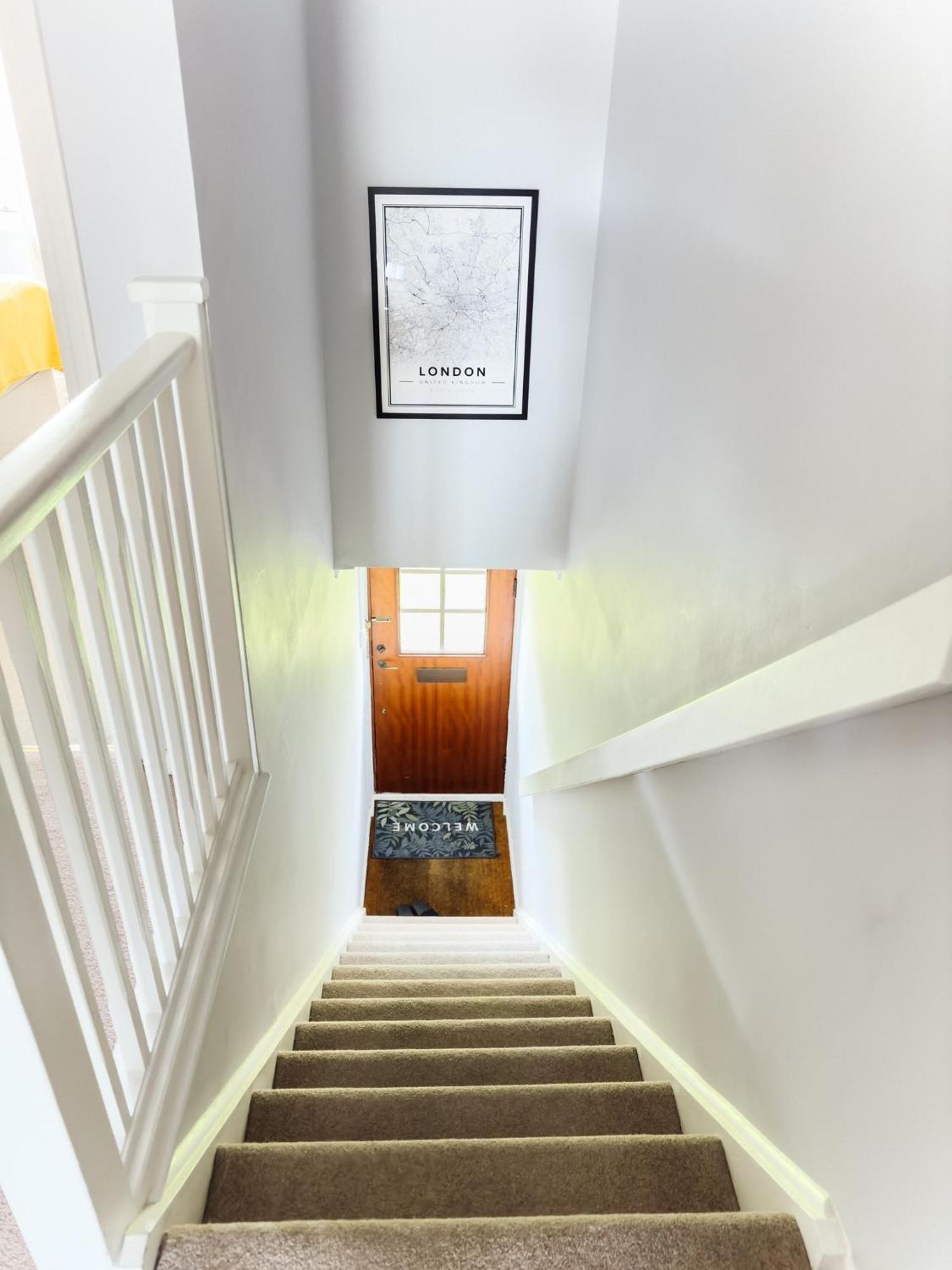 Beautiful Apartment In Guildford With Parking Send Экстерьер фото