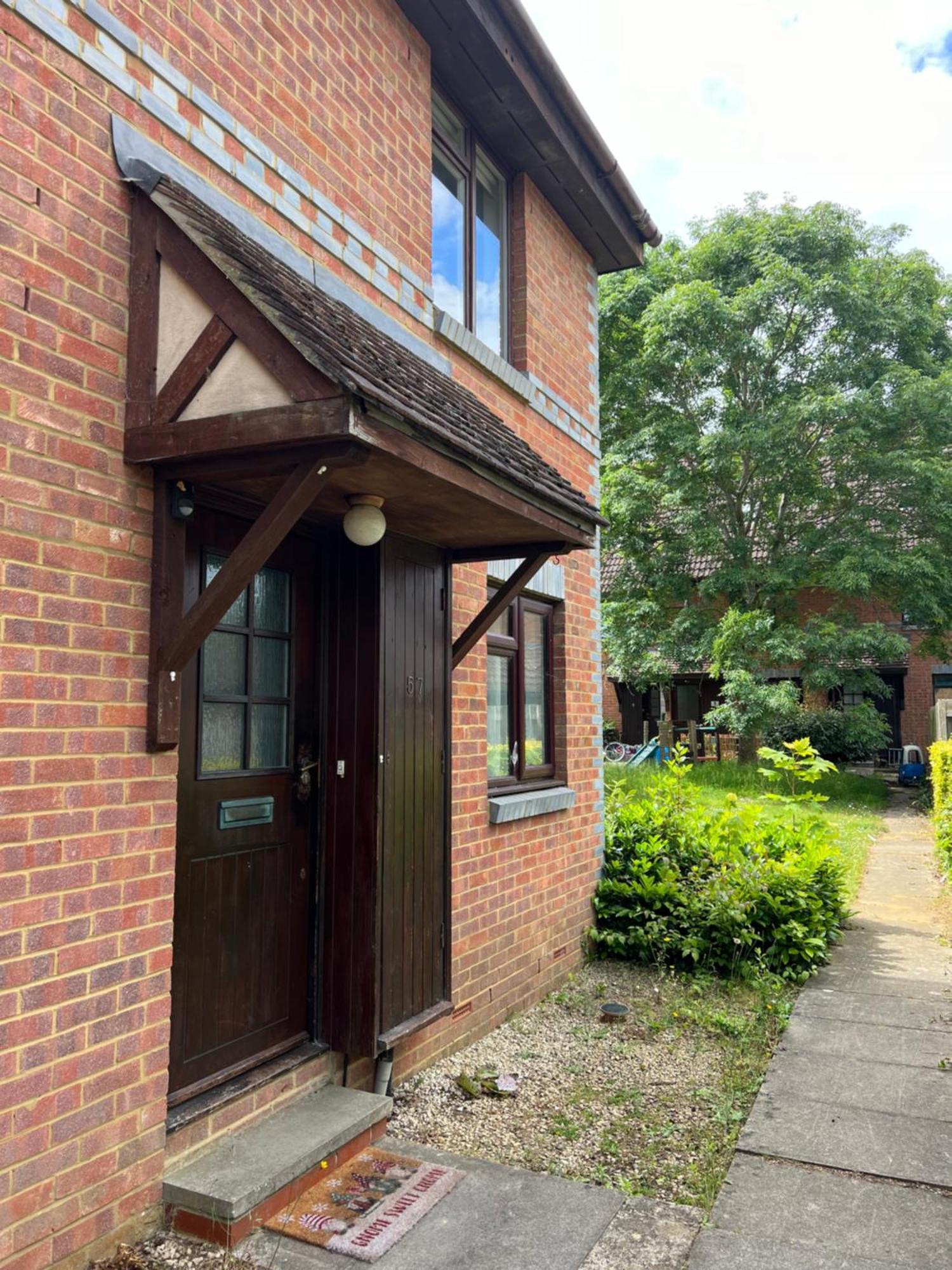 Beautiful Apartment In Guildford With Parking Send Экстерьер фото